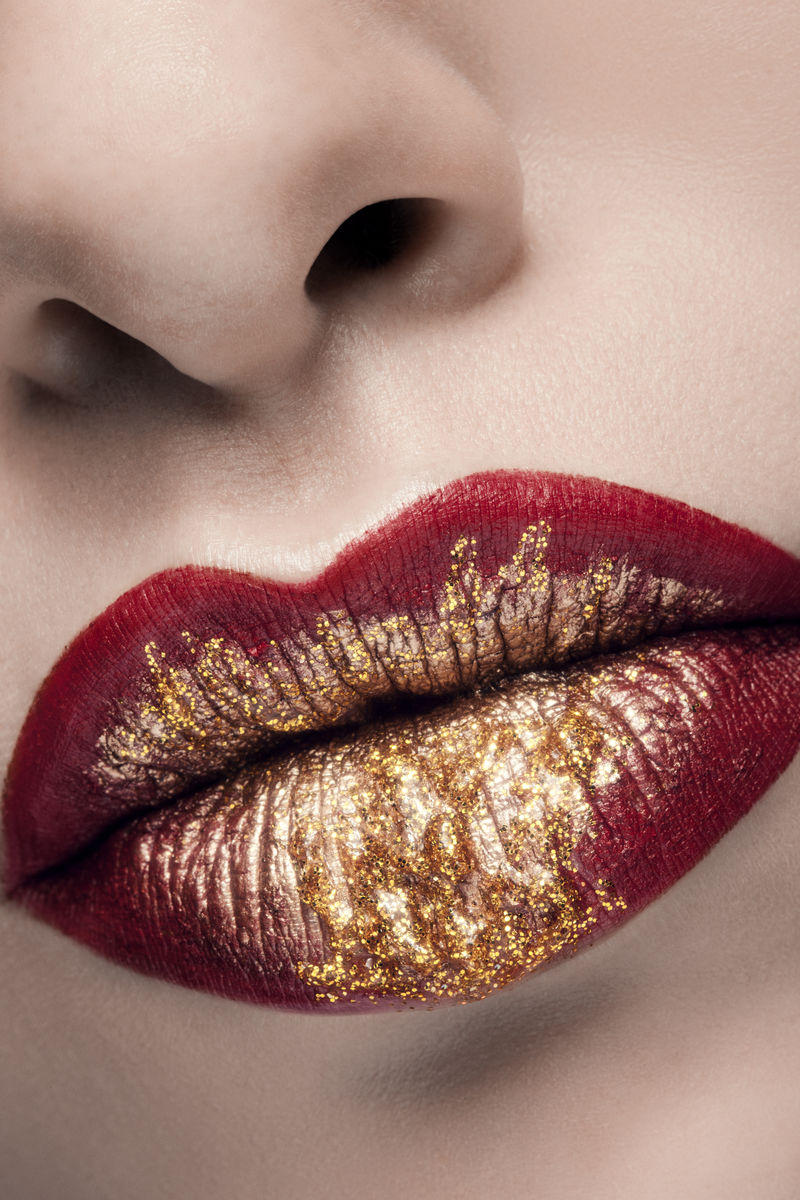 时尚流行的金红色唇膏