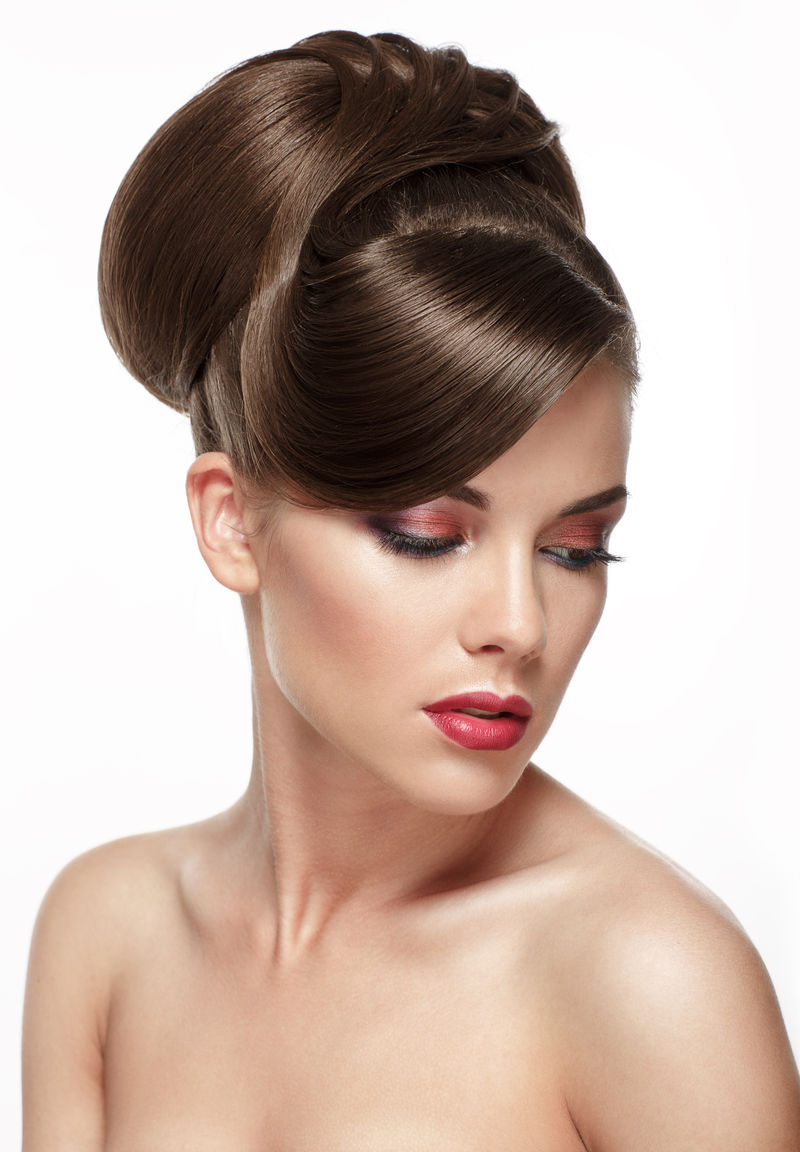 美丽的女人，时尚的婚纱和五颜六色的妆容——白色背景