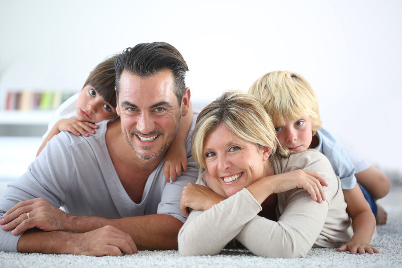 幸福家庭躺在地毯上的画像素材 高清图片 摄影照片 寻图免费打包下载