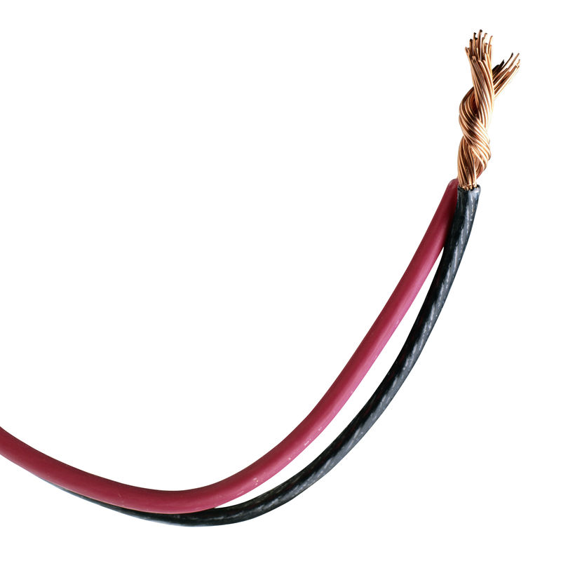 有电线穿过的白色背景的电缆管道