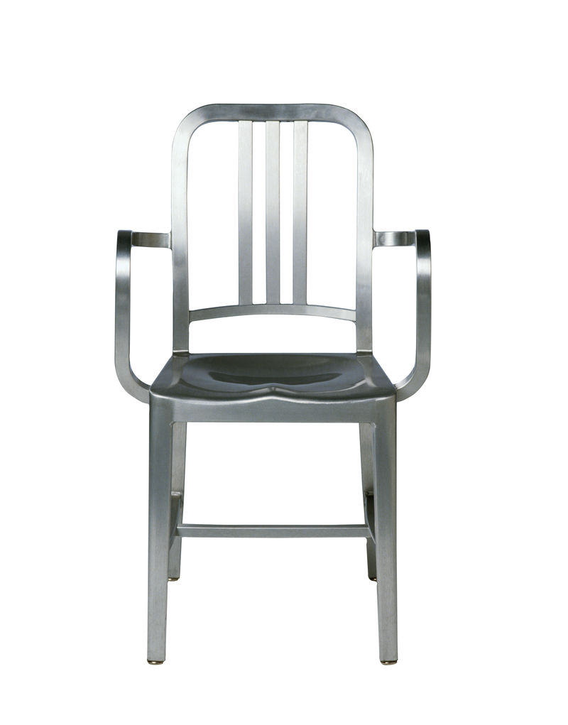 黑色皮革做的办公椅-孤立的