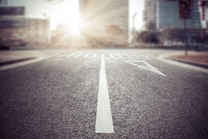 空荡荡的街道上