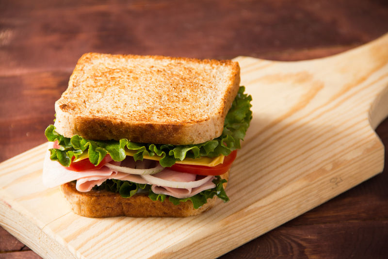 木桌上的莴苣三明治