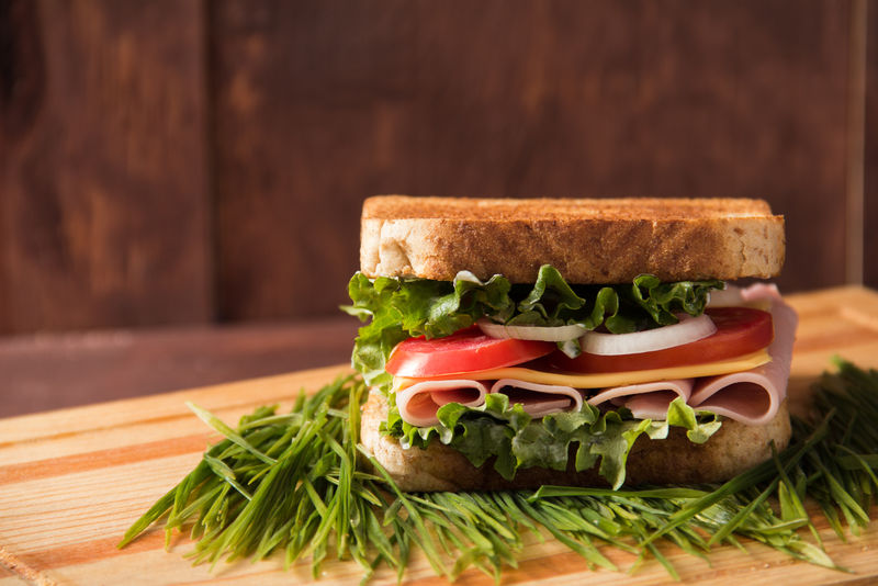 三文治加冰茶加青草面包汤姆托