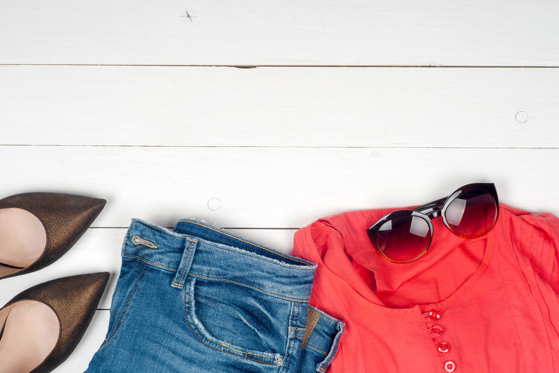 木桌上的一套很酷的东西