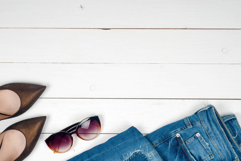 木桌上的一套很酷的东西