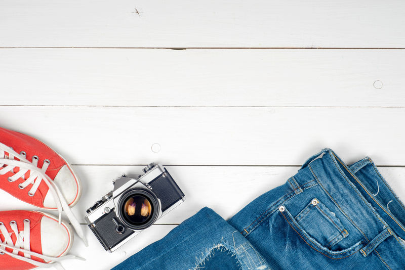 木桌上的一套很酷的东西