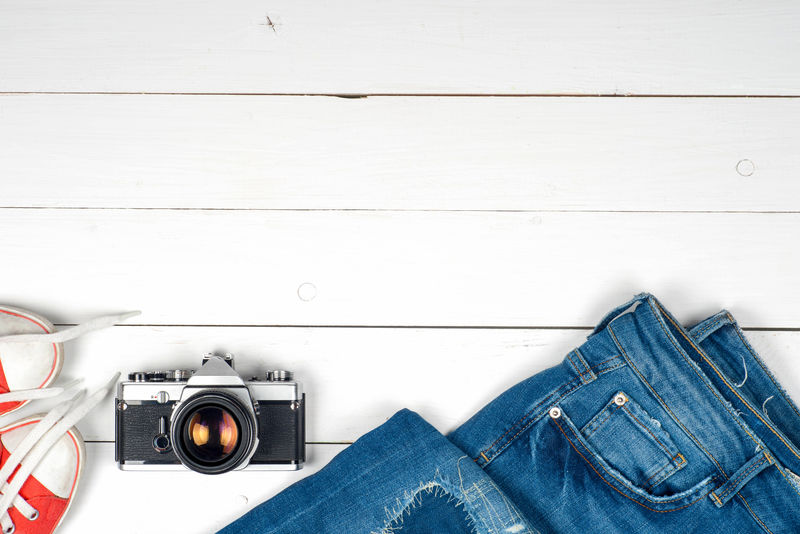 木桌上的一套很酷的东西