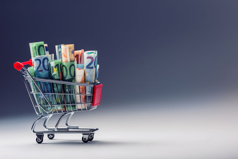 满是欧元钞票的购物车。在商店花钱或在购物中心买东西的象征性例子。