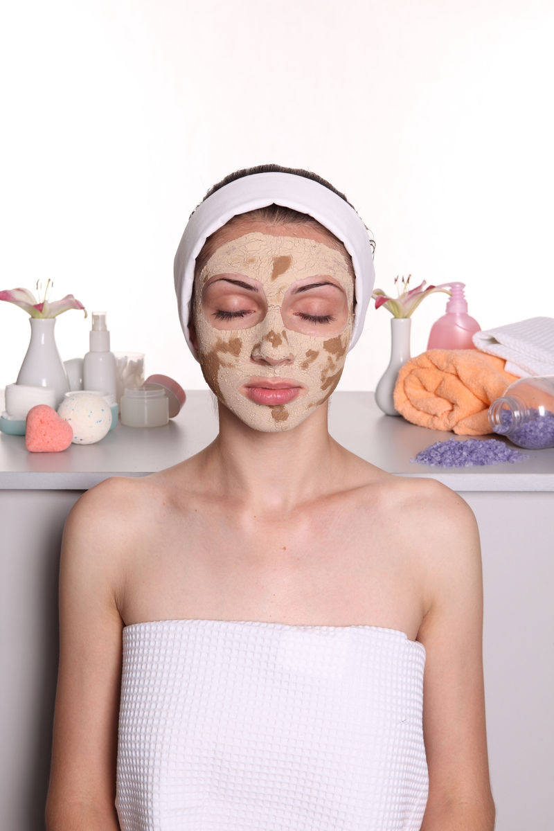 在spa中心接受治疗的美女