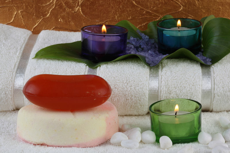 带蜡烛、礼物和小礼物的深色圣诞水疗背景