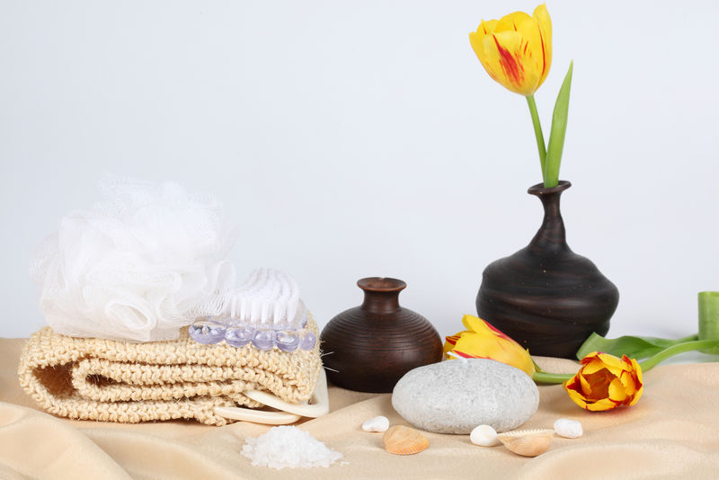 天然spa白色和粉色化妆品产品和浴室配件-白色木板-内部