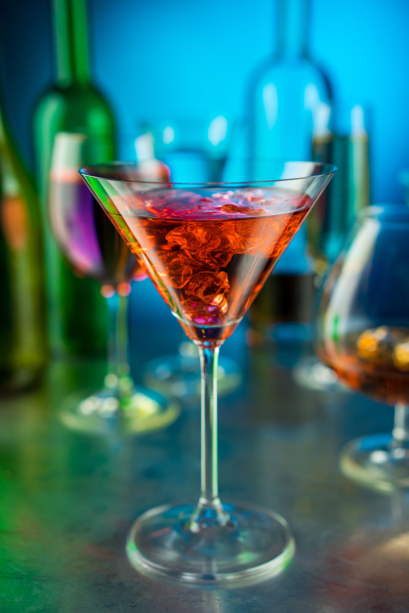 马提尼杯和其他含酒精的杯子