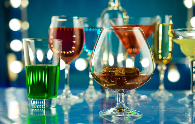 一杯威士忌和其他杯背景