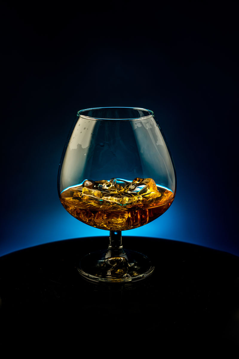 一杯黑底冰威士忌