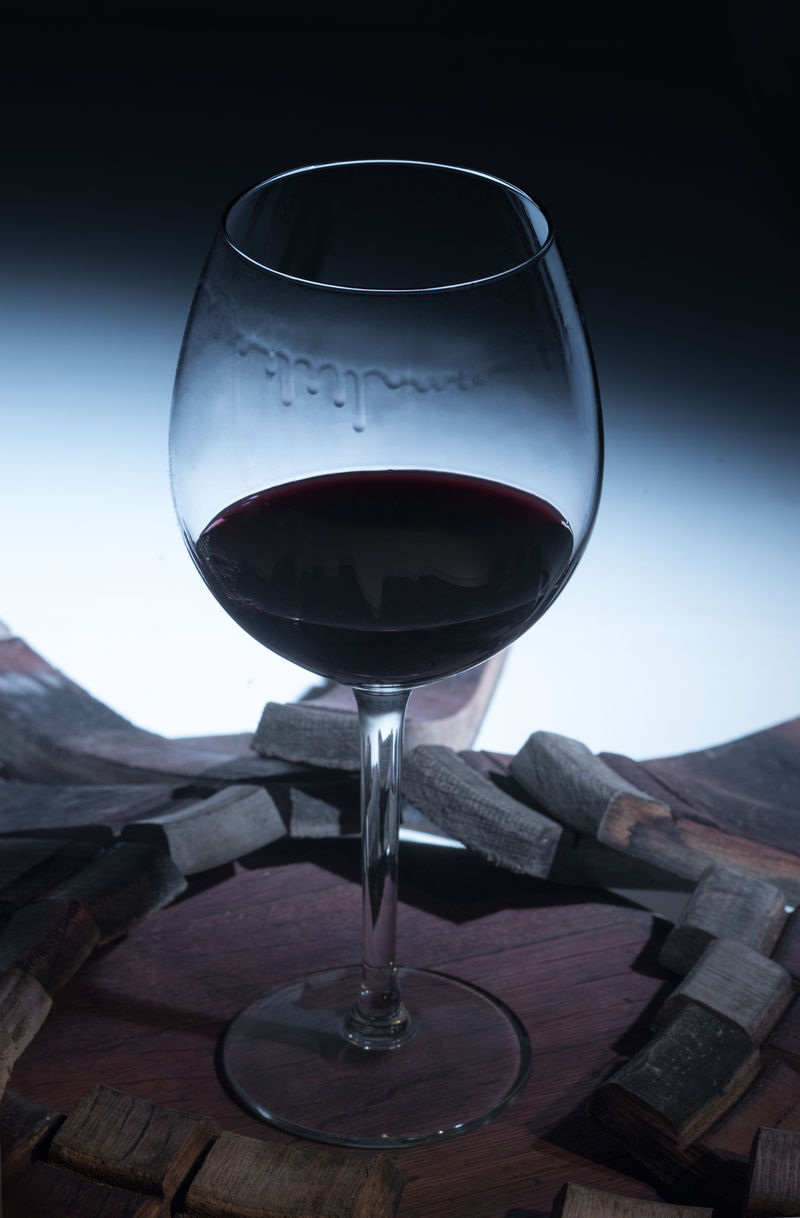 红酒放在橡木桶上