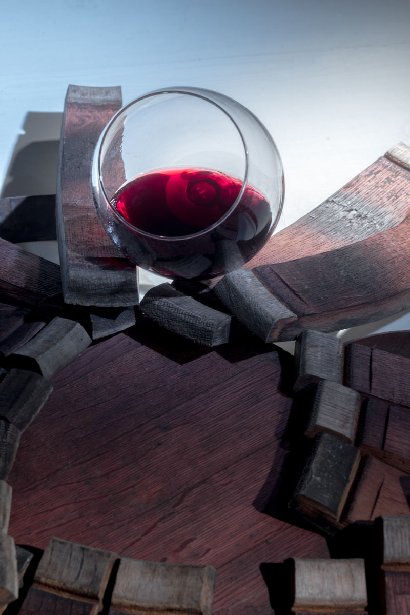 橡木桶上的一杯红酒