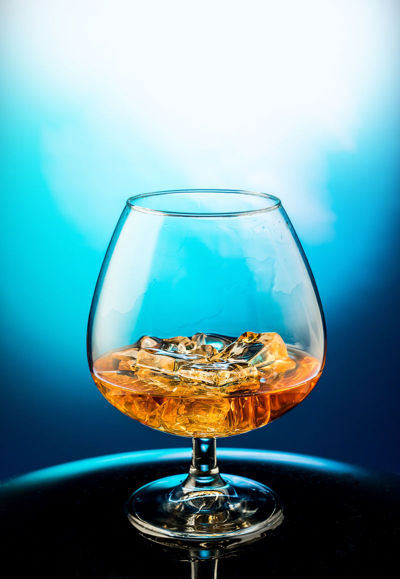 一杯蓝底冰威士忌