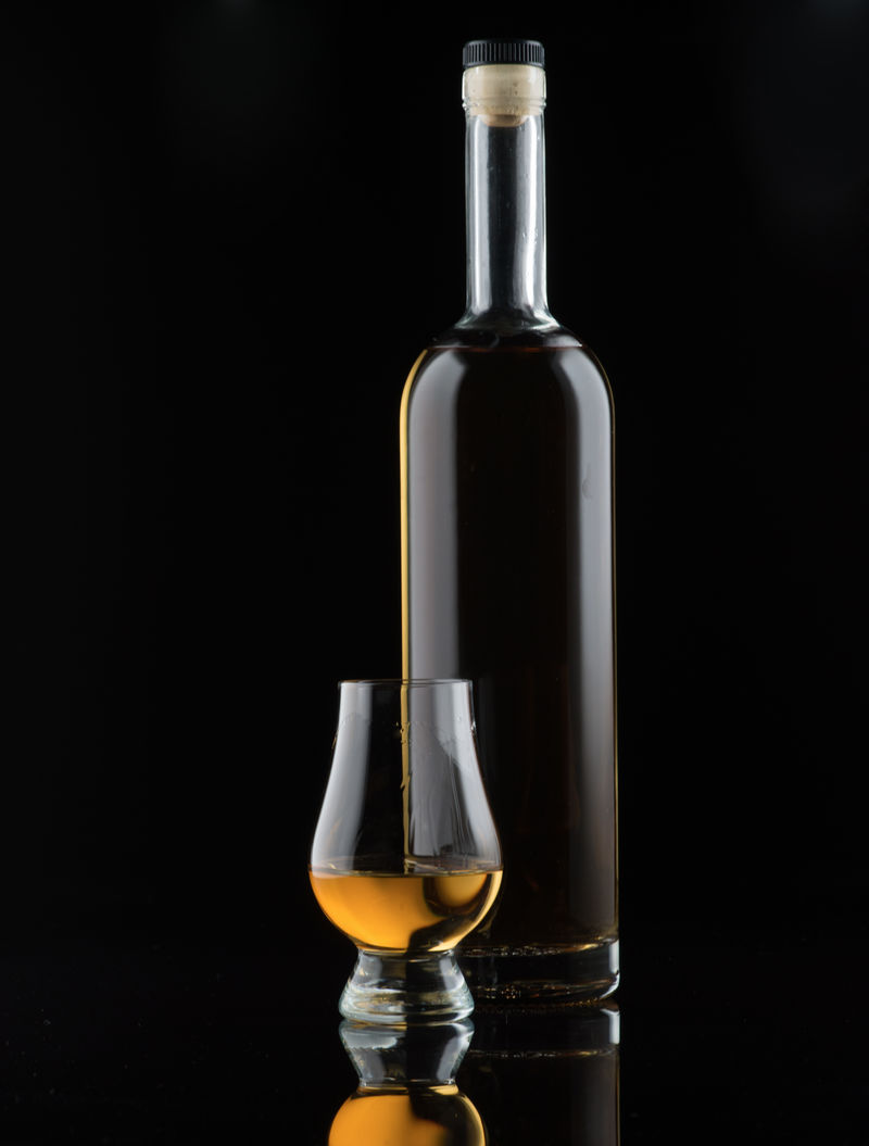 玻璃杯中的威士忌