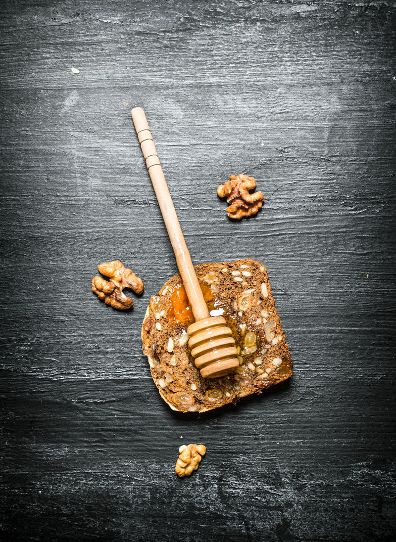 新鲜蜂蜜和水果面包。