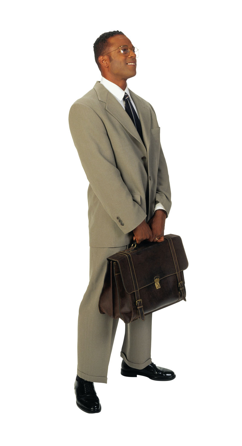 带公文包的英俊年轻非洲商人