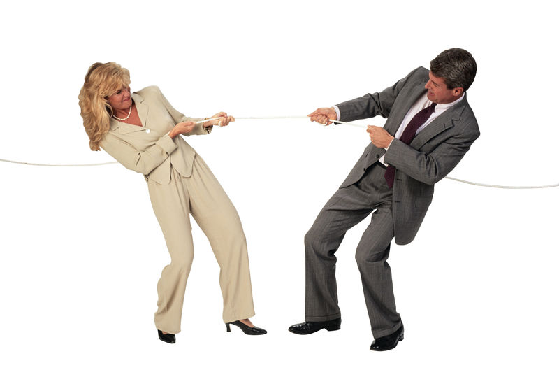 商业人士在灰色背景下拉绳子