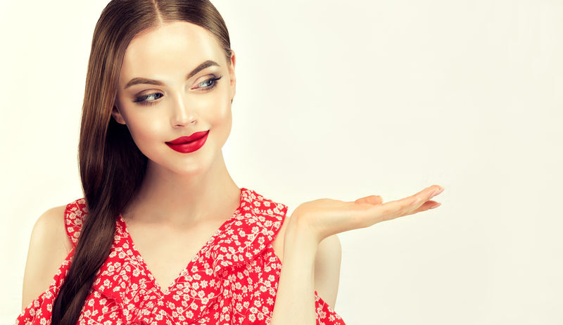 笑容可掬的年轻美女