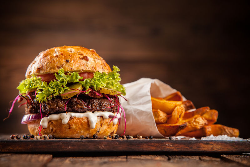 带生菜和奶酪的自制汉堡包