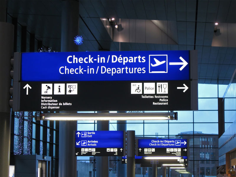 机场大门标志、航班时刻表、航空公司、旅行理念