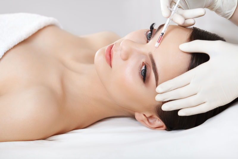 美女注射。美容学。美女脸