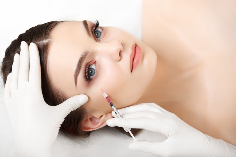 美女注射。美容学。美女脸