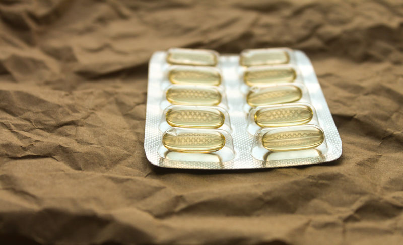 桌子上包装里的药片