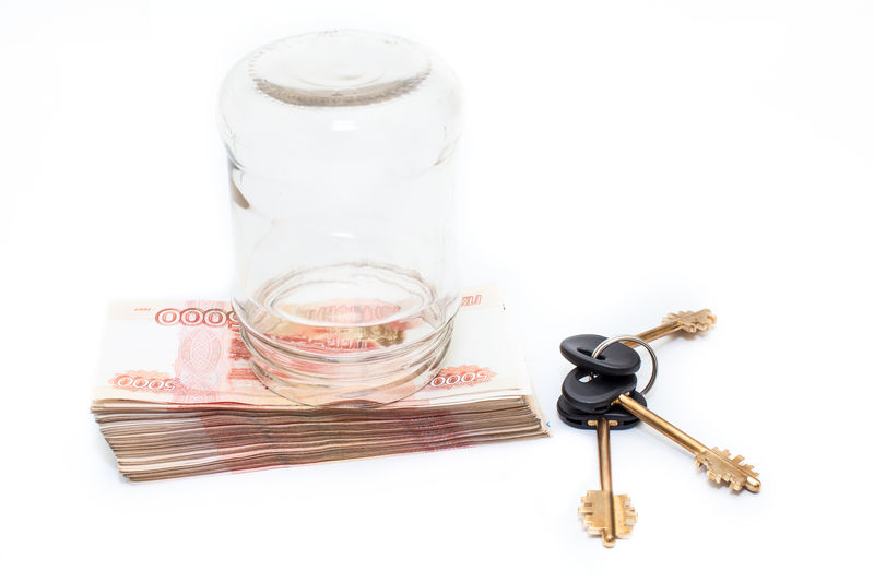 5000卢布钞票背景上的房子钥匙-购买不动产-旅行和钱