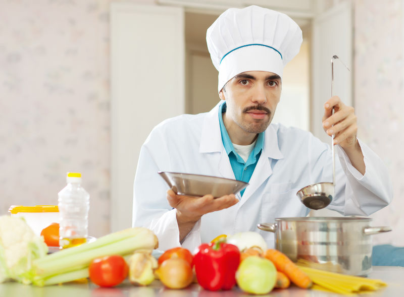 高加索人用勺子做饭