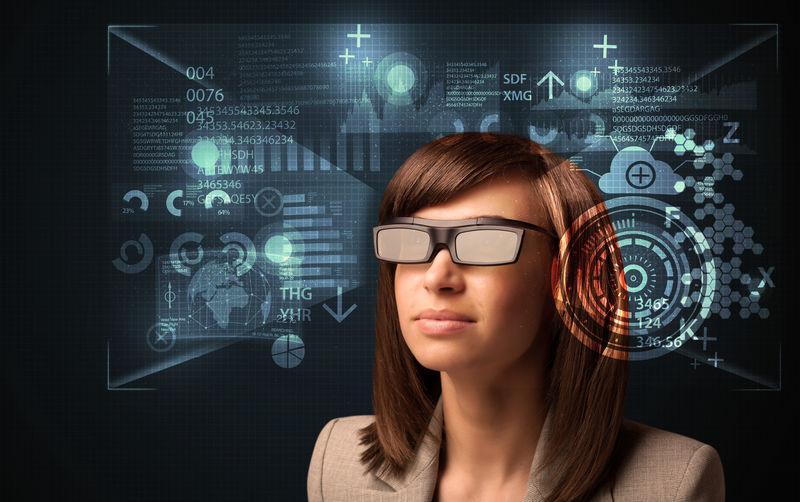 年轻女子用未来高科技智能眼镜看
