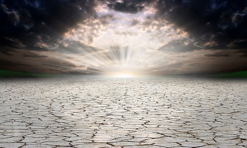 日落时干裂的大地景象