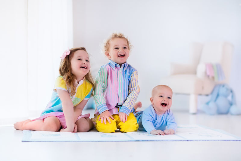 孩子们在白色卧室玩耍