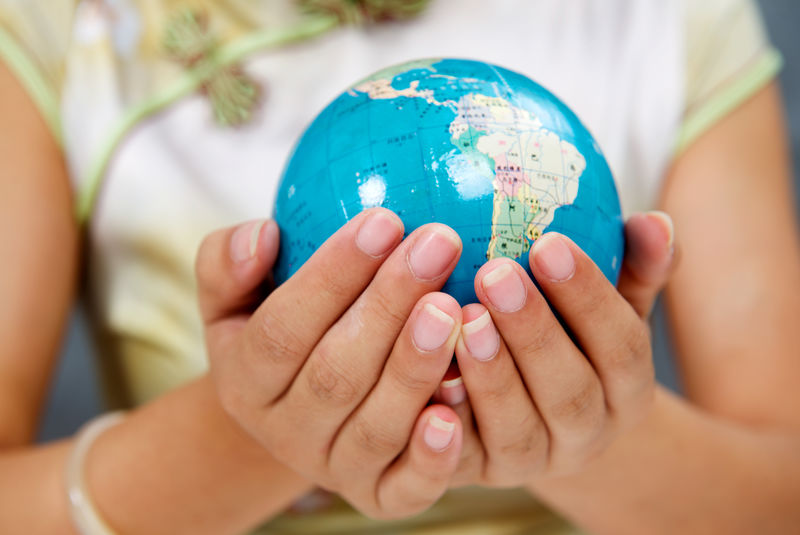 女性手上拿着一个小地球仪-上面有乌克兰名字和西里尔字母-非洲大陆和印度洋清晰可见-人的责任观念