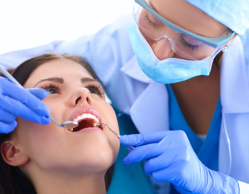 女牙医为病人的牙齿工作
