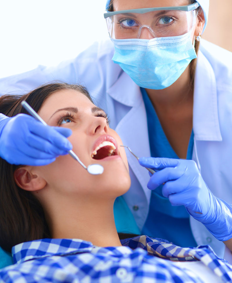 女牙医为病人的牙齿工作