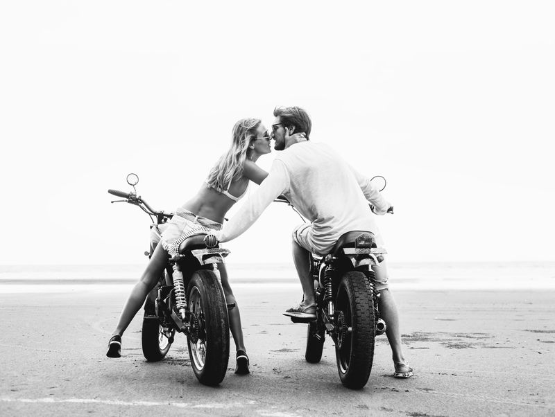 年轻漂亮的情侣接吻