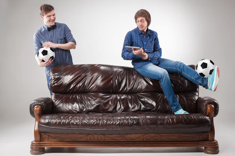 两个灰色背景的家伙