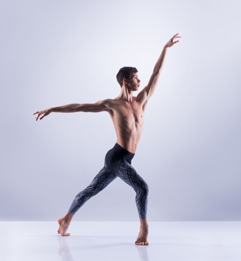 在演播室表演的竞技芭蕾舞演员