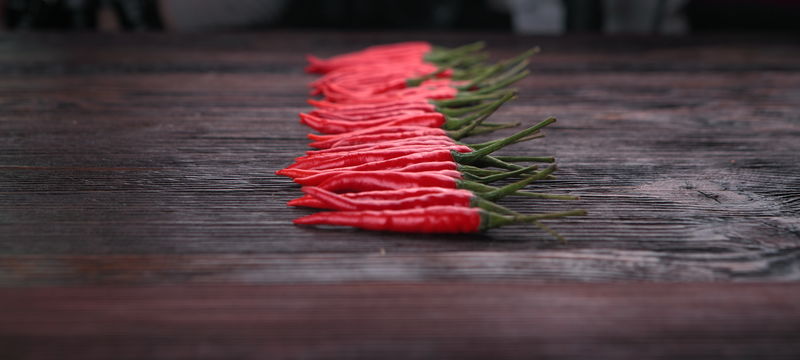 红椒放在旧木桌上。