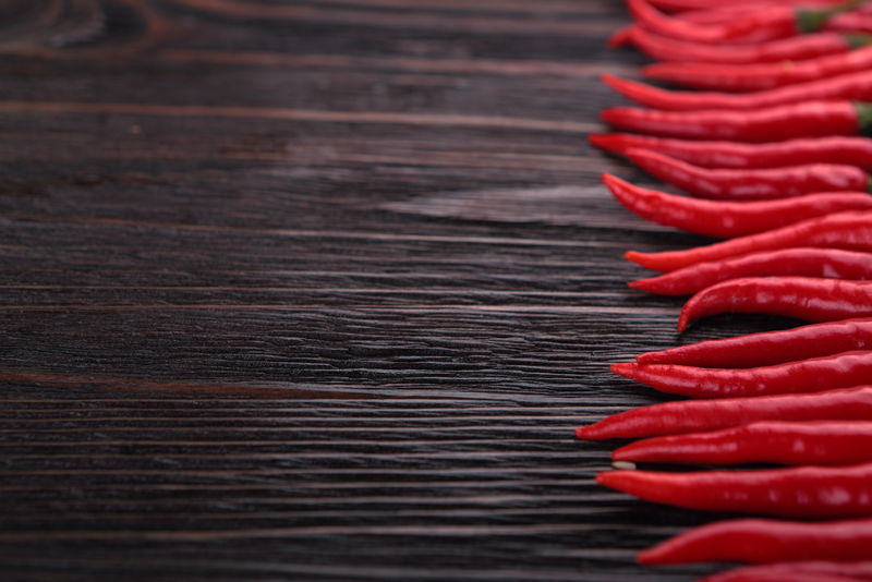 红椒放在旧木桌上。