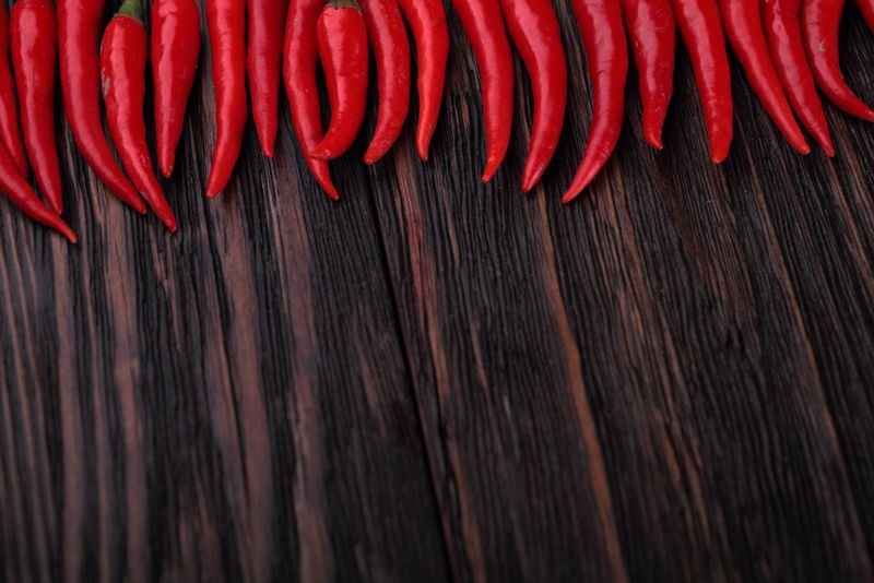 红椒放在旧木桌上。