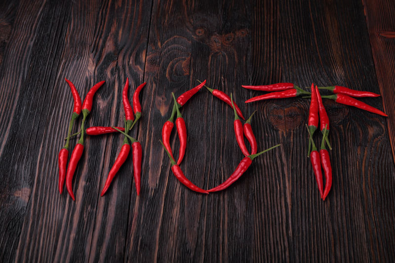 红椒放在旧木桌上。
