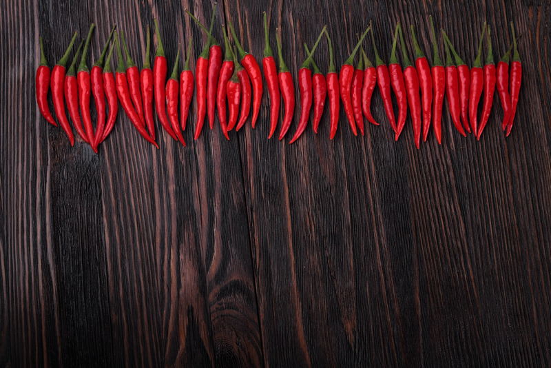 红椒放在旧木桌上。