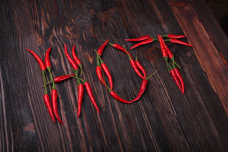 红椒放在旧木桌上。