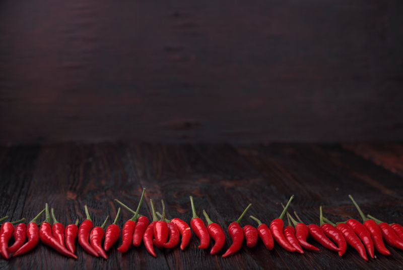 红椒放在旧木桌上。